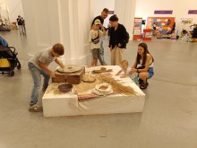 Діти розглядають історичні експонати