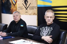 Сергій Боєвський та Сергій Гончаров слухають доповідаючих членів комісії