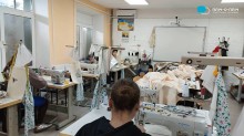Майстерня, де студентки працюють на швейних машинках