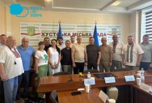 Представники міст Краматорськ та Хуст. Спільне фото. Позаду банер міста Хуст.