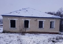 Зруйнований будинок після ворожого обстрілу