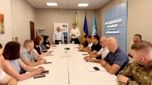 Юрій Винокуров представляє учасникам наради Владислава Лаврика як нового голову Волноваської районної державної адміністрації.