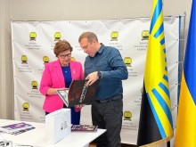 3. ⁠Вручення книги «Донеччина: Східний форпост України» урядовій уповноваженій з питань гендерної політики Катерині Левченко під час робочої зустрічі.