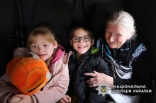 Двоє дітей та бабуся в евакомобілі
