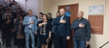 Освітяни виконують Гімн України під час відкриття оновлених аудиторій у Маріупольському будівельному фаховому коледжі, релокованому до м. Хмельницький