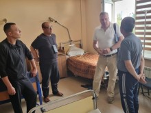 Заступник голови Донецької облдержадміністрації Олександр Шевченко розмовляє з повернутими донеччанами