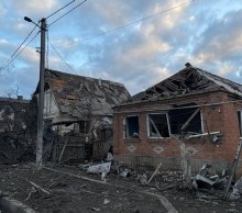 Зруйнований будинок після ворожого обстрілу