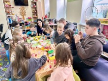 Діти з Донеччини із задоволенням долучаються до майстер-класів з писанкарства у теплій та дружній атмосфері
