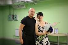 Вадим Філашкін поруч з медпрацівницею.