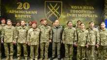 Спільне фото Вадима Флвшкіна з військовослужбовцями 20 корпусу