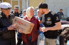Представники Благодійної організації Благодійного фонду «GLOBAL EMPOWERMENT MISSION» GEM на постійній основі забезпечують мешканців Донеччини продуктовими наборами та питною водою, самостійно доставляючи допомогу у найвіддаленіші куточки області
