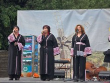 Олена Голубцова (праворуч) не тільки пише вірші, на які створені пісні ансамблю «Рапсодія», а й бере участь у їх виконанні.