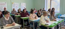 Педагоги та студенти Покровського педагогічного коледжу в аудиторії під час заходу-презентації пам`ятного журналу.