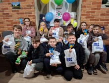 Діти сидять з подарунками