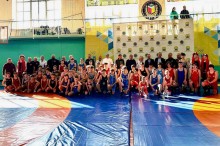 Учасники та почесні гості XIV Відкритого турніру з греко-римської боротьби пам’яті Геннадія Узуна під час спільного фотографування в спортивній залі