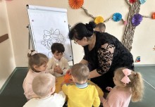 Дошкільнята створюють колективну аплікацію «Клоун» під час «Святкової ігротеки» на базі Покровського ОКП у місті Дніпро до Дня захисту дітей