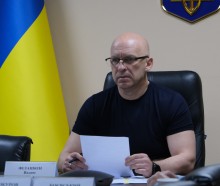 Вадим Філашкін сидить на нараді з керівництвом місцевих адміністрації.