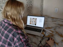 Учасниця віртуальної екскурсії за ноутбуком