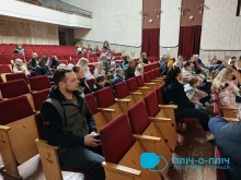 Глядачі у залі чекають на початок вистави.