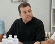 Маршал Маєр сидить за столом