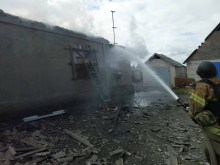 Рятувальник гасить пожежу в будинку після ворожого удару