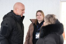 Вадим Філашкін спілкується з волонтерами хабу на Харківщині