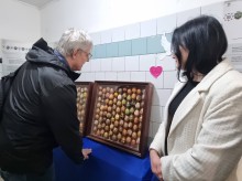 Пан Фрай уважно роздивляється колекцію писанок.