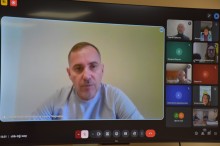 Доповідач на онлайн нараді.