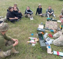 Учасники вишколу під час заняття з мінної безпеки. Молодь знайомиться з елементами вибухонебезпечних предметів і правилами безпеки під час їх виявлення.