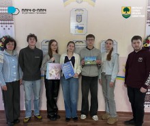 Молоді люди з дипломами та грою "Код Донеччини"