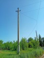 Пошкоджена через обстріл росіян елктроопора та дроти.
