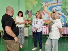Огляд спортивної зали, де також розташовані експонати виставки робіт, зроблених дітьми