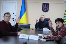 Члени комісії голосують.