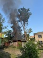 Пожежа у гаражі, який стоїть поруч із будинками.