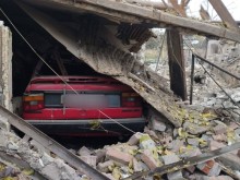 Автомобіль у гаражу завалений після ворожого обстрілу