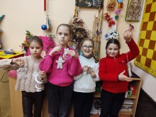 Вихованці Донецького обласного центру туризму та краєзнавства демонструють результати своєї творчості: поробки у вигляді чоловічків з картону та ниток