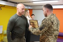 Вадим Філашкін нагороджує бійця 55-ої артилерійської бригади