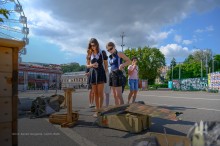 Двоє дівчат роздивляються привезені з Часового Яру, артефакти війни.