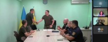 Заступник голови Донеччини Юрій Ключка тисне руку новому голові Покровської районної державної адміністрації, інші учасники наради аплодують.