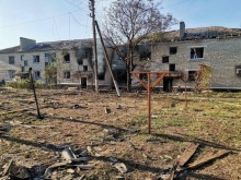 Пошкоджений та обгорілий будинок після ворожого обстрілу
