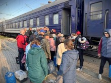 Люди чекають біля потяга