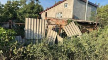 Зруйноване подвір'я після ворожого обстрілу