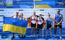 Ярослав Коюда та його напарниця по екіпажу Анна Айсанова з прапором України на п’єдесталі пошани чемпіонату Європи з пара веслування академічного
