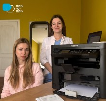 Лікарка та пацієнтка у медичному кабінеті.