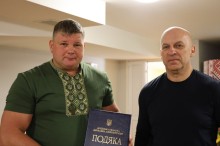 Вадим Філашкін вручає подяку