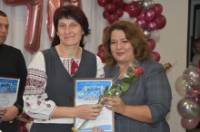 Урочисте святкування 70-річчя державного навчального закладу «Бахмутський центр професійно-технічної освіти». Атмосфера на фото урочиста і дружня. Присутні голова громада, педагогічні працівники та інші посадові особи.