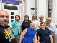 Артур Насібян з пацієнтами, які проходять реабілітацію