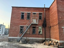 Пошкоджена будівля після ворожого обстрілу