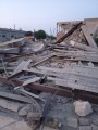 Покрівля зруйнованої будівлі, яка завалилась через ворожий обстріл.