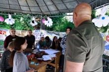 Вадим Філашкін спілкується з дітьми, які відпочивають у «Перлині Донеччини»
